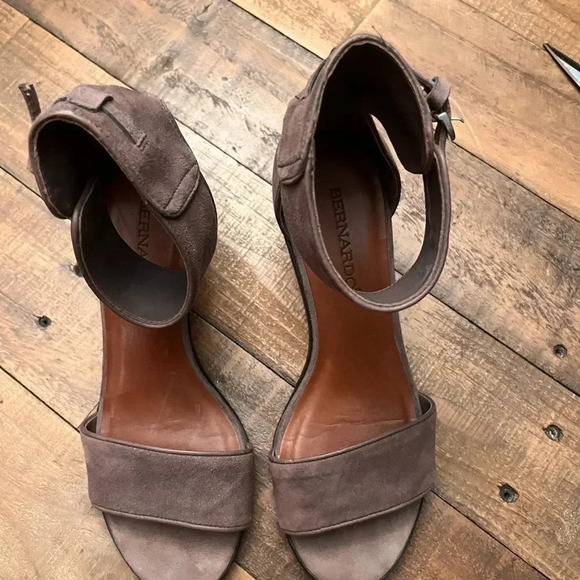 💗 Bernardo Suede Heels - Size 6M - Picture 2 of 7
